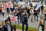 20-11-2021 Breda -  Op een karretje dat in de stoet te zien was stond een tekst dat vaccinatie een bloedstollend avontuur is. - Fotokrant