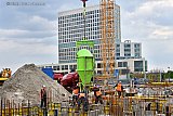 22-04-2022 Breda - Nabij het station is men bezig met een groot bouwproject. Bouwvakkers storten beton voor  het project 5TRACKS. - Fotokrant
