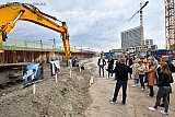 22-04-2022 Breda - In de bouwput gaf men aan de hand van verschillende Art Impressions uitleg over hoe het project er uit komt te zien. - Fotokrant