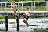 16-06-2021 Breda - Jongeren in de wijk Waterdonken  springen van een brug om af te koelen. De Gemeente had het plan om aan het water naast de woonwijk strandjes te maken voor meer recreatie maar dat werd door de buurt weggestemd.  - Fotokrant