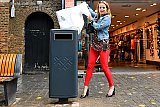 5-07-2021 Breda - Wethouder Greetje Bos heeft in de binnenstad de nieuwe afvalbakken onthuld. De afvalbakken hebben een nieuw ontwerp en meer inhoud. Vanaf nu zullen de oude afvalbakken worden vervangen door deze. - Fotokrant