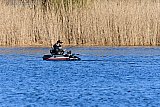 28-03-2020 Breda - Je kunt natuurlijk ook in  je uppie het water op gaan zoals deze visser die heerlijk in de zon rond dobberde en nog beet had ook. - Fotokrant