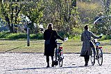28-03-2020 Breda - Vanwege het Coronavirus moet iedereen 1,5 meter afstand houden. Deze dames die gezellig een rondje strand deden lukte dat prima. - Fotokrant