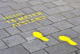 21-09-2020  Breda - De besmettingen met het Coronavirus blijven stijgen. Er word alles aan gedaan om mensen op het afstand houden te wijzen. Op de stenen in de stad zijn zelfs gele voetstappen aangebracht met daarbij de tekst Houd 1,5 meter afstand. - Fotokrant
