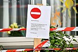 18-04-2020 Breda - Bij een seniorencomplex is tijdens de Coronacrisis afzetlint gespannen en zijn mededelingen voor familieleden op gehangen. - Fotokrant