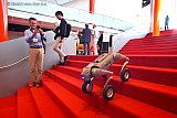 24-09-2026 Breda - De flinke trappen in het Chasse Theater vormde geen belemmering voor deze robot hond op wieltjes. - Fotokrant