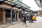 13-04-2022 Breda - Op winkelcentrum Heksenwiel zijn met een heftruck de puien uit verschillende panden gesloopt. DIt vind plaats bij de panden die samen de nieuwe Aldi gaan onderbrengen. - Fotokrant