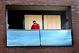 08-02-2026 Breda -  Bij een appartement aan de rand van de wijk Waterdonken is in de nacht op het balkon een explosief ontploft. De politie onderzoekt de explosie. De gesneuvelde ramen van het appartement zijn dichtgetimmerd. - Fotokrant