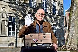 01-10-2020  Breda - Arend van Dam is de schrijver van het Kinderboekenweekgeschenk. Arend komt uit Breda en heeft een gigantische diamant in zijn koffer die je alleen mag aanraken met een handschoentje. - Fotokrant