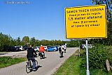 19-04-2020 Breda -  Vanwege het Coronavirus zijn aan de Asterdplas waarschuwingsborden geplaatst. Door het mooie weer waren er zelfs al badgasten die het strand bezochten. - Fotokrant