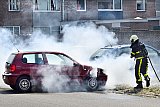 26-06-2020 Breda - Tijdens de Coronacrisis wordt gewaarschuwd dat auto&rsquo;s in brand kunnen vliegen door de zon die op desinfectiegelflesjes schijnt. Of dat bij deze geparkeerde auto die in de Hoge Vucht in rook op ging het geval was is nog niet bekend. - Fotokrant