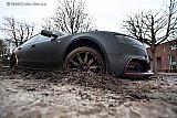 07-12-2019 Breda - Bij het ontwijken van de drempel in tGinneken heeft een Audi zich muurvast gereden in de modder waar voorheen een bushalte was. - Fotokrant