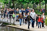 17-05-2019  Breda - De avondvierdaagse in de Haagse Beemden telde de afgelopen dagen heel veel deelnemers. In een lange sliert wandelde de deelnemers door de wijk. - Fotokrant
