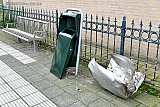 02-01-2022  Breda - Ook deze splinternieuwe afvalbak moest er aan geloven.  Dit soort afvalbakken kost z'n &euro; 400,00 aan belastinggeld. - Fotokrant