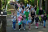24-05-2023 Breda  - Honderden deelnemers doen mee met de avondvierdaagse in de wijk Haagse Beemden. Onderweg hebben ze de grootste lol. - Fotokrant