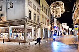 22-01-2021 Breda - De avond voordat de avondklok in gaat haalt een beveiliger de afsluit paaltjes uit de grond. - Fotokrant