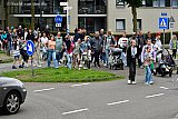 23-05-2024 Breda - Automobilisten moesten even wachten tot de meer dan 1000 wandelaars voorbij waren gestapt. - Fotokrant