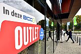 18-10-2023 Breda - Hoewel de winkel van het failliete BCC gesloten was kwamen er toch wat mensen kijken of hij toch niet open was. - Fotokrant