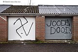 31-01-2022 Breda - In de wijk Haagse Beemden is geschokt gereageerd nalv de bekladdingen die daar op muren en garageboxen zijn aangetroffen over Joden. Niet alleen teksten maar ook een jodenster en omgekeerde hakenkruizen maken deel uit van de bekladding. - Fotokrant