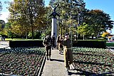 26-10-2024 Breda -  Bij het oorlogsmonument aan de Generaal Maczekstraat lieten Poolse soldaten nog even de spierballen zien. - Fotokrant