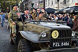 26-10-2024 Breda -  In een jeep van de historische optocht zat de enigste nog overlevende  Poolse bevrijder die Breda bevrijd heeft te zwaaien . Eugeniusz Niedzielski kreeg applaus van het publiek. - Fotokrant