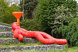 05-05-2019  Breda - Nadat bekend was dat Willem II fans het kunstwerk The Big Funnelman hadden aangekleed in hun tenu is het vervolgens weer uitgekleed. Wel zijn de nodige sporen van de verkleedpartij op het kunstwerk te zien.Maar de fans zagen hem vanuit de bussen zonder tenu liggen. - Fotokrant