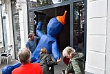 07-07-2020 Breda - De blauwe Big Funnelman Baby die naast De Trechterman langs de snelweg A27 lag is nu in een etalage  geplaatst. De baby dook in de Coronacrisis tijdens de lockdown plots op naast de rode &ldquo;Trechterman&rdquo; maar moest daar weg.  - Fotokrant