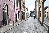 16-03-2020 Breda - Een vrouw is in de Molenstraat op weg naar de Nieuwe Veste maar komt er aan een gesloten deur ook deze is dicht ivm Coronavirus. - Fotokrant