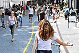 21-07-2021 Breda - Het mooie weer zorgt voor drukte in de binnenstad. Heel wat mensen zijn al inkopen aan het doen voor de vakantie. Doordat Nederland op de coronakaart donkerrood kleurt zijn heel wat buitenlandse vakanties ineens complexer geworden. - Fotokrant