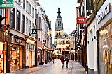 25-12-2021 Breda - Op 1e kerstdag is het stil in de binnenstad. De horeca mag niet open zijn vanwege de harde lockdown,  dus zijn veel mensen thuis kerst aan het vieren. De schade voor de horeca en detailhandel is door de harde lockdown enorm. Verwacht word dat 1 derde van de winkels verdwijnt. - Fotokrant