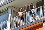 22-04-2020 Breda -  Door het optreden van Bakkie Troost zoals het duo heet gaan senioren spontaan staan swingen op de balkons van hun flat. - Fotokrant