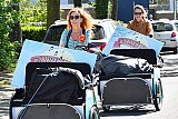 22-04-2020 Breda -  Als het optreden afgelopen is gaan Heleen en Mirjam per riksja weer naar de volgende flat om senioren onverwachts te verrassen. - Fotokrant