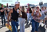 03-07-2026 Breda - Zanger Douwe Bob kreeg tijdens zijn optreden bij Breda Live dorst en besloot met microfoon in zijn hand het podium af te springen  en bier te gaan halen voor hem en zijn band leden. - Fotokrant