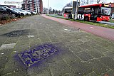 30 -11- 2022 Breda - In de wijk Tuinzigt vond vorige week een sinterklaasoptocht met echte zwarte pieten plaats. De wijk lijkt dat nu te moeten bekopen met forse bekladdingen op de stoep en op panden. - Fotokrant