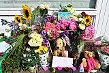 21-08-2019 Breda - Voor het huis van de omgebrachte leerling van het OLV ontstaat een muur van bloemen. - Fotokrant