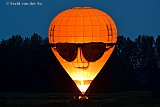 30-08-2019 Breda -Heel even leek het alsof de Ballonfiesta weer terug was in de Haagse Beemden. Deze ballon lande in de Vierde Bergboezem en deed aan Candle Lighting. - Fotokrant