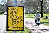 11-04-2020 Breda - Vanwege de Coronavirus  pandemie mogen veel mensen niet op bezoek bij Oma . Dat heeft vormgevers geinspireerd .Vandaar deze oproep bel Oma . - Fotokrant