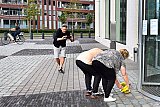 28-06-2020 Breda - Een journalist maakt met zijn telefoon foto&rsquo;s van het bananen leggen. Een voorbijrijdende fietster kijkt verbaasd toe. - Fotokrant