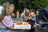 01-09-2026 Breda - Ook de jongste genoot van het gekregen Brabantse worstenbroodje. - Fotokrant
