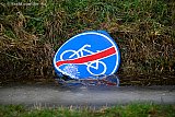 14-01-2026 Breda - Met het smelten van het ijs word de vuurwerkschade zichtbaar aan een verkeersbord dat door de explosie in een sloot is beland.  - Fotokrant