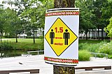 28-07-2021 Breda - Het aantal positieve testen is al een paar dagen aan het dalen volgens de cijfers van het RIVM. Toch blijft het belangrijk om zoals op dit bordje staat aangegeven 1,5 meter afstand te houden. Het aantal ziekenhuisiopname  van besmette patienten stijgt nog. - Fotokrant