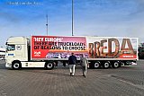 11-12-2019 Breda - Wethouder Adank en Dhr Nouwens lopen naar de oplegger om hem van dichtbij te bewonderen. - Fotokrant