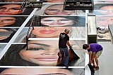17-09-2020  Breda -  De enorme fotostickers met fictieve portretten van vrouwen werden van de skatevloer getrokken. - Fotokrant