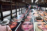 16-09-2020  Breda - Over het enorme kunstwerk Destroy my face van kunstenaar Kessels dat onderdeel uitmaakt van het internationale fotofesival BredaPhoto is een  rel ontstaan. Deze begon op social media en heeft inmiddels de sponsoren van de hal waar het ligt bereikt. Dit met als resultaat dat het verwijderd moest worden.  - Fotokrant