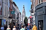 06-08-2020  Breda -  Op de landelijk persconferentie van premier Rutte is er nogmaals opgehamerd dat 1,5 meter afstand houden cruciaal is om meer besmettingen te voorkomen. Met name jongeren moeten heel goed opletten wat ze doen. Burgemeester Depla liet aan de media weten een regionale gereedschapskist te willen met middelen waarmee snel te handelen is om mensen uit oranje gebieden te kunnen weren. Dit alles om het oplaaiende Coronavirus de kop in te kunnen drukken. - Fotokrant