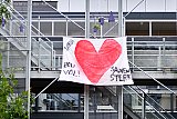 09-07-2020 Breda - Aan een appartementencomplex hangt tijdens de Coronacrisis een groot  2 persoonslaken met een groot hart en de tekst . Breda Hou Vol ! Samen Sterk. - Fotokrant