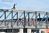 20-09-2020  Breda - Eenmaal boven op de burg duurt het niet lang of de sprong in het ijskoude water volgt. - Fotokrant