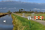 08-11-2021 Breda -  De wal waar de drugsdumping in het buitengebied heeft plaatsgevonden is afgezet met hekken in afwachting van de uitslagen van het bodemonderzoek. - Fotokrant