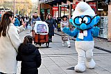 30-11-2024 Breda - En ook Brilsmurf was met sinterklaas naar Breda gekomen. - Fotokrant
