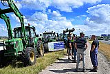 27-07-2026 Moerdijk - Boeren die langs de snelweg A16 actie voerde met stilstaande tractoren kregen bezoek van de politie en vertrokken daarna. - Fotokrant